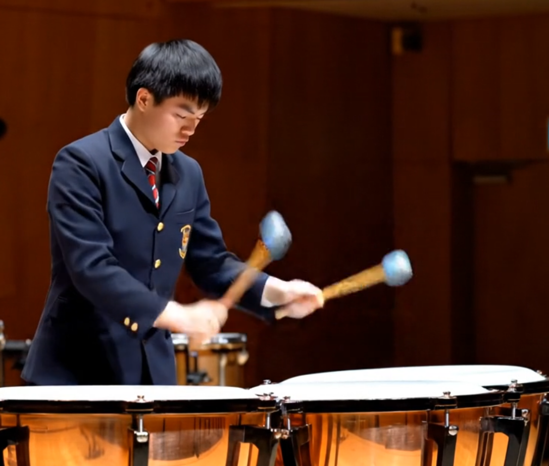 打楽器を演奏する生徒